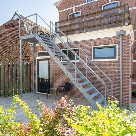 Sfeervol Verblijf In Oude Gemeentehuis Eenrum. Bagian luar foto