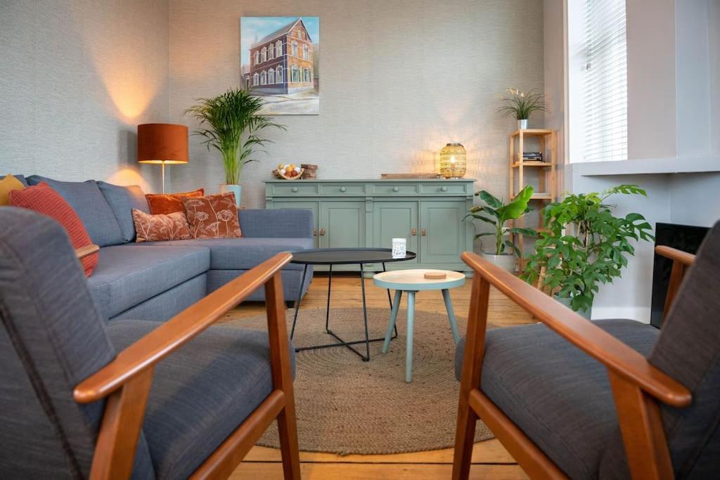 Sfeervol Verblijf In Oude Gemeentehuis Eenrum. Bagian luar foto