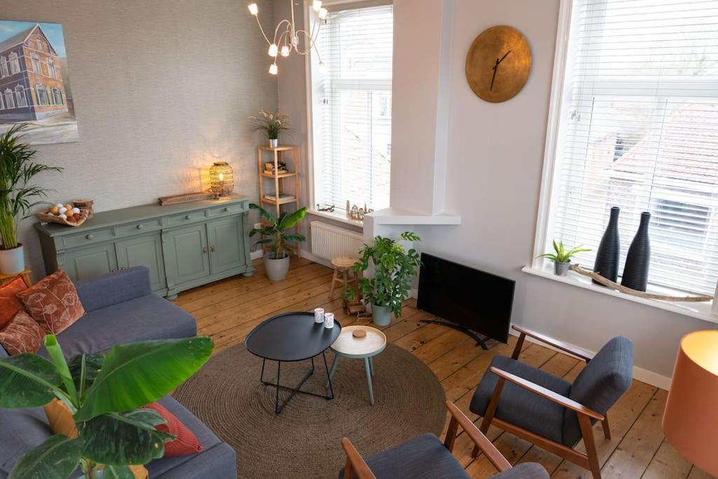 Sfeervol Verblijf In Oude Gemeentehuis Eenrum. Bagian luar foto