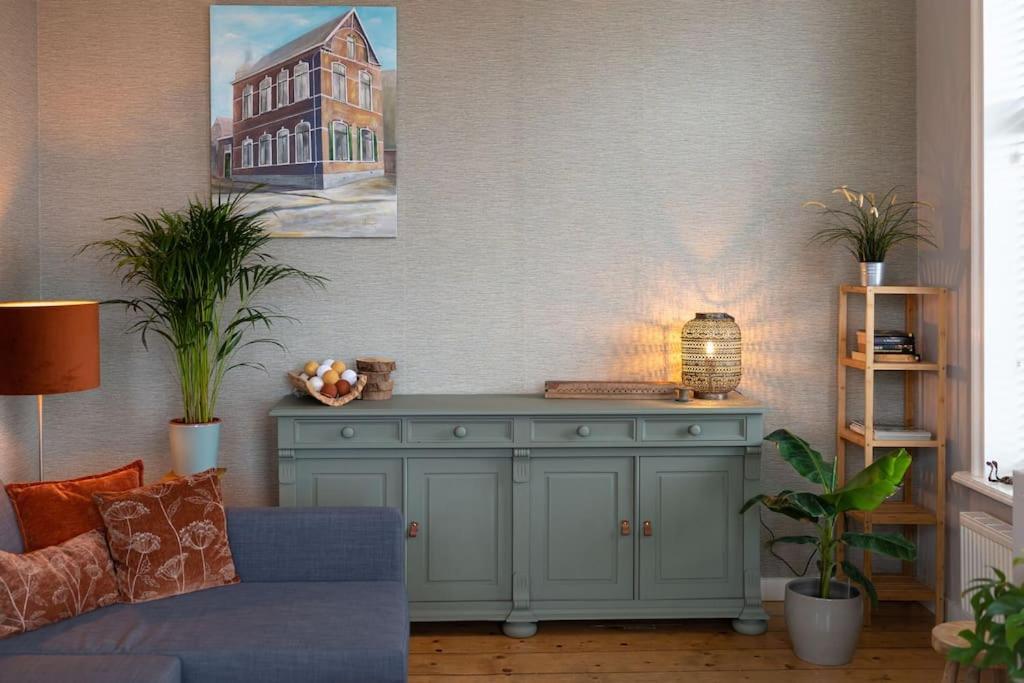 Sfeervol Verblijf In Oude Gemeentehuis Eenrum. Bagian luar foto