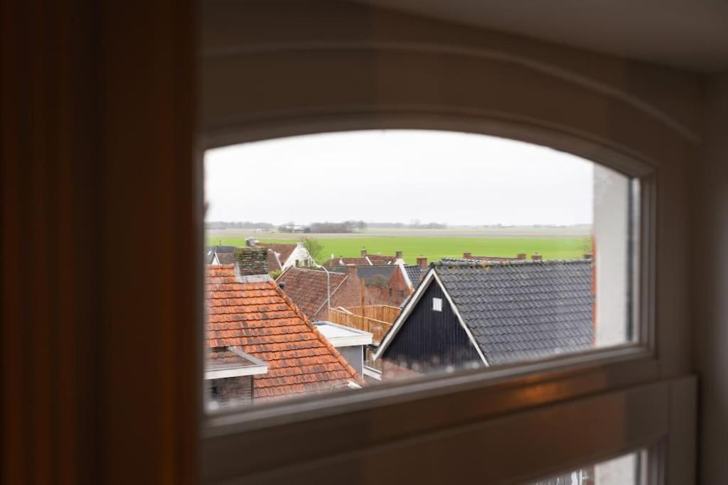 Sfeervol Verblijf In Oude Gemeentehuis Eenrum. Bagian luar foto
