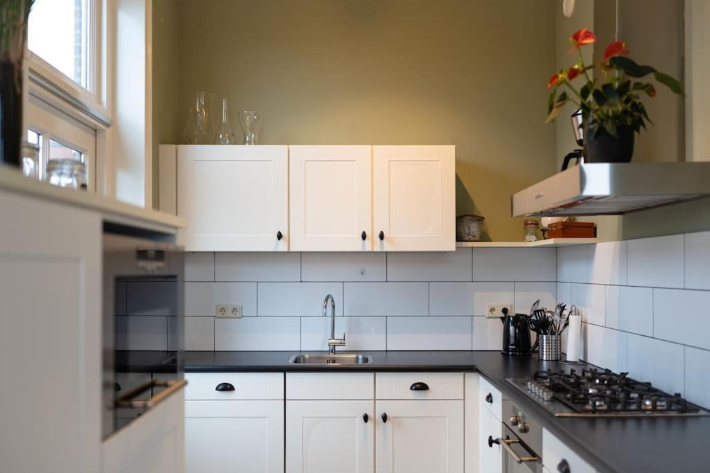 Sfeervol Verblijf In Oude Gemeentehuis Eenrum. Bagian luar foto