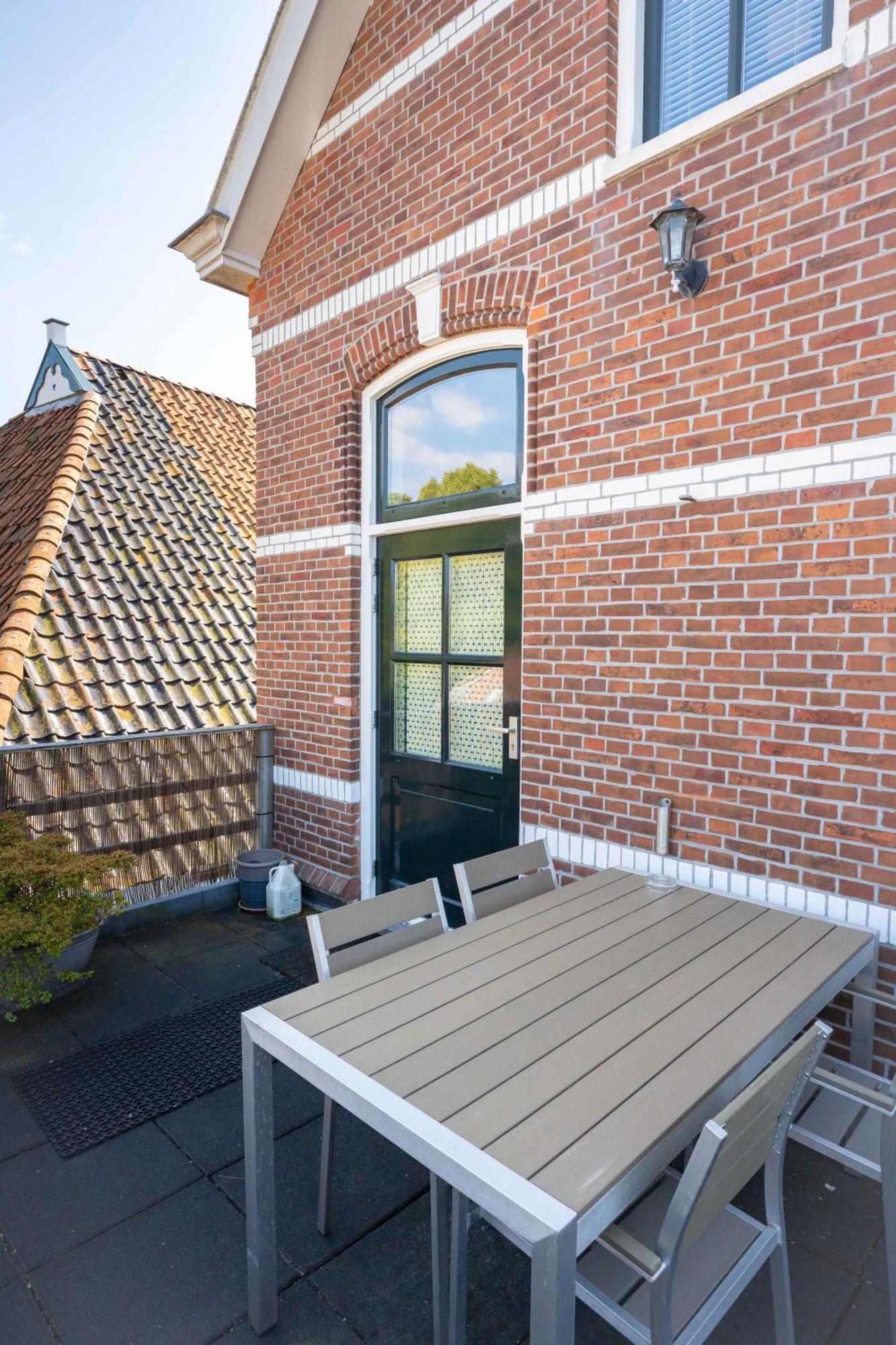 Sfeervol Verblijf In Oude Gemeentehuis Eenrum. Bagian luar foto