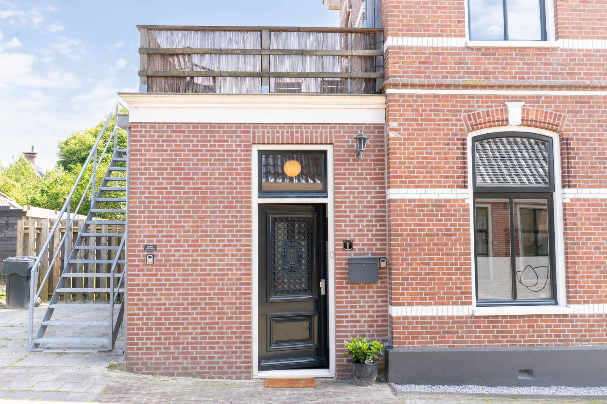 Sfeervol Verblijf In Oude Gemeentehuis Eenrum. Bagian luar foto