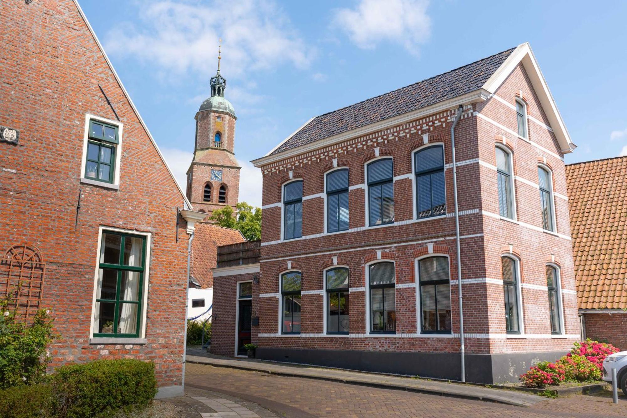 Sfeervol Verblijf In Oude Gemeentehuis Eenrum. Bagian luar foto
